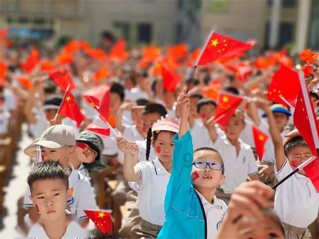 凌晨家中起火,男孩数进火场救家人